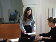 Klára Kačurová při přebírání diplomu za 1. místo v kategorii bakalářských prací v rámci Ceny Václava Königsmarka, Olomouc, 15. května 2025 | © | ©